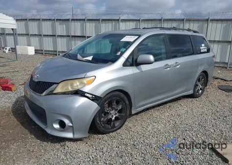 2013 Toyota Sienna Se 8 Passenger z USA, uszkodzony, nr VIN 5TDXK3DC1DS290542
